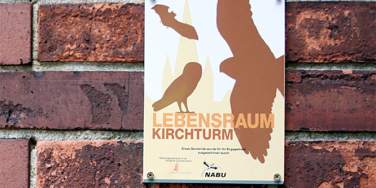 „Lebensraum  Kirchturm“-Plakette an der Kaiser-Friedrich-Kirche in Potsdam-Golm – Foto: Helge May