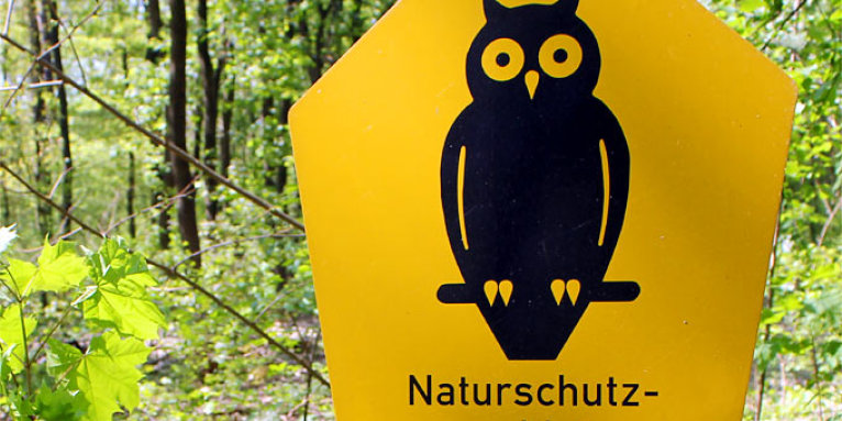 Schild „Naturschutzgebiet“  – Foto: Helge May