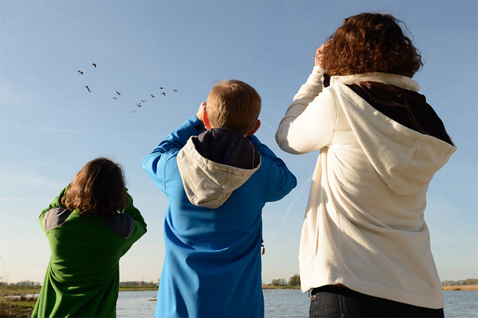 Vogelbeobachtung mit der ganzen Familie - Foto: NABU/Guido Rottmann