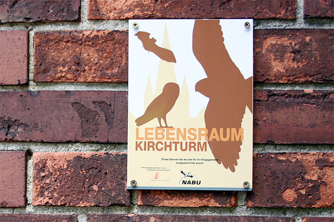 „Lebensraum  Kirchturm“-Plakette an der Kaiser-Friedrich-Kirche in Potsdam-Golm – Foto: Helge May