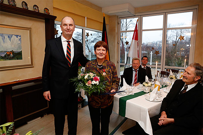 Ministerpräsident Woidke überreicht Gisela Ziehm die hohe Auszeichnung - Foto: Andreas Prinz