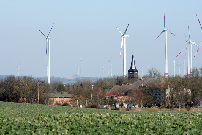 Windpark bei Schenkenberg - Foto: NABU/Eric Neuling