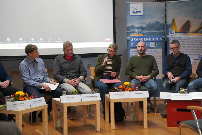 Podiumsdiskussion beim Fachgespräch zum Thema Felddrainagen - Foto: NABU/Ehritt