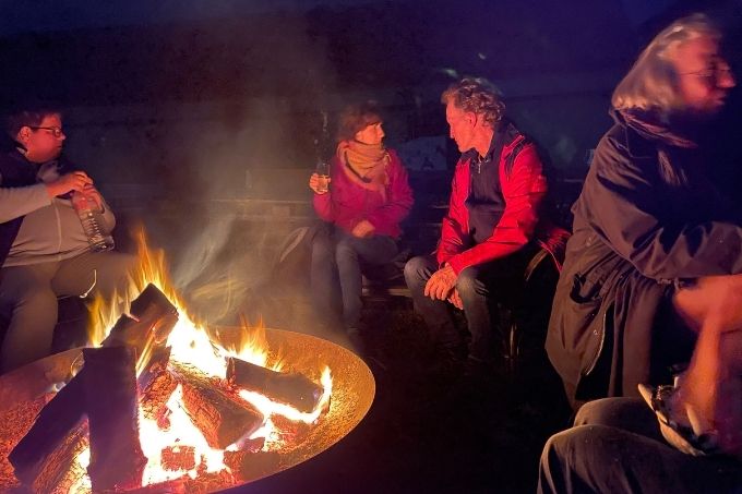 Am Abend wurde entspannt beim Lagerfeuer geplaudert | Foto: Anne Nerenz