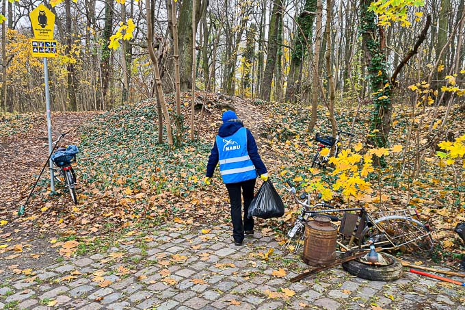 NABU-Aktive entfernt Abfälle aus dem Schutzgebiet „Fredersdorfer Mühlenfließ“ - Foto: Aileen Klimach