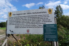 Hinweisschild im Naturschutzgebiet und FFH-Gebiet „Wiesengrund“ – Foto: NABU / Laura Klein