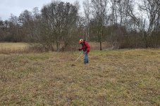 Wiesenmahd mit der Motorsense im FFH-Gebiet „Brieselang und Bredower Forst“– Foto: NABU / Laura Klein