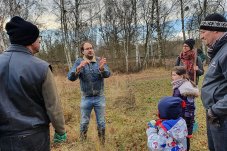 Heiko Hammerschmidt vom NABU Osthavelland gibt einen Überblick zur Botanik der Pfeifengraswiese im FFH-Gebiet „Brieselang und Bredower Forst“ – Foto: NABU/Laura Klein