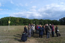 Exkursionsteilnehmende diskutieren über die Maßnahmen im FFH-Gebiet „Wiesengrund“ – Foto: NABU / Laura Klein