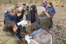 Gemeinsam füllen die Teilnehmenden den Grund- und Waldbogen aus und bestimmen die Biotope und Lebensraumtypen – Foto: NABU / Sophia Schönherr