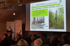 Angela Steinmeyer, Landesbetrieb Forst Brandenburg, stellt die neue Richtlinie zu Vertragsnaturschutz im Wald vor – Foto: NABU / Christiane Schröder