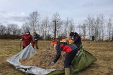 Teamwork der Naturschutz-Aktiven beim Abräumen des Mahdguts im FFH-Gebiet „Wiesengrund“ – Foto: NABU/Laura Klein