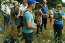 Laura Klein erzählt die Geschichte der Entstehung der Verlängerung des Torfgrabens im FFH-Gebiet „Krielower See“, Foto: NABU / Julia Ehritt