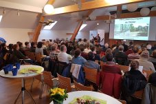 Dr. Frank Zimmermann, Landesamt für Umwelt Brandenburg, erläutert die FFH-Waldlebensraumtypen in Brandenburg – Foto: NABU / Christiane Schröder