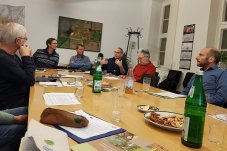 Teilnehmende des Regionaltreffens Ost am 26.02.2020 diskutieren, ob und wie Naturschutzmaßnahmen auf landwirtschaftlich bewirtschafteten Flächen in Frankfurt (Oder) umgesetzt werden können – Foto: NABU / Sophia Schönherr