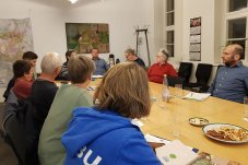 Teilnehmende des Regionaltreffens Ost am 26.02.2020 diskutieren über die Umsetzung von Naturschutzmaßnahmen aus dem Projekt „Fairpachten“– Foto: NABU / Sophia Schönherr