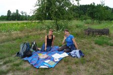 Picknick auf einer Streuobstwiese nahe des FFH-Gebiets „Krielower See“, Foto: NABU / Laura Klein