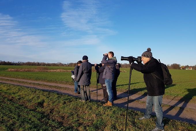 Teilnehmende der Vogelstimmenführung am 1. März 2020 im FFH-Gebiet „Fredersdorfer Mühlenfließ, Langes Luch und Breites Luch“ – Foto: NABU / Laura Klein 