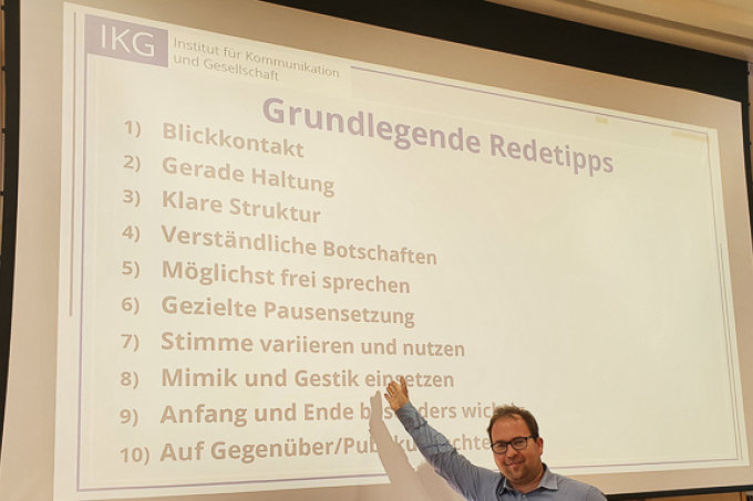 Dr. Moritz Kirchner erklärt Argumentationsmethoden - Foto: NABU/Laura Klein