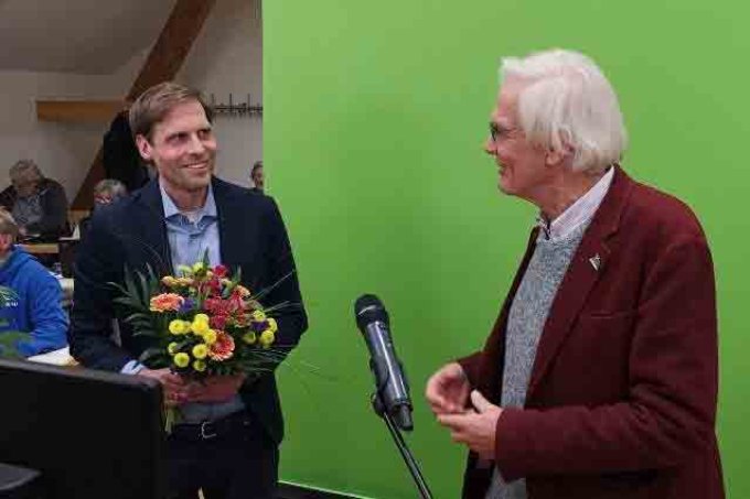 Generationswechsel an der Verbandsspitze. Friedhelm Schmitz-Jersch, der den NABU Brandenburg 9 Jahre leitete, gratuliert Dr. Christian Reichel zur Wahl als neuer Vorsitzender.