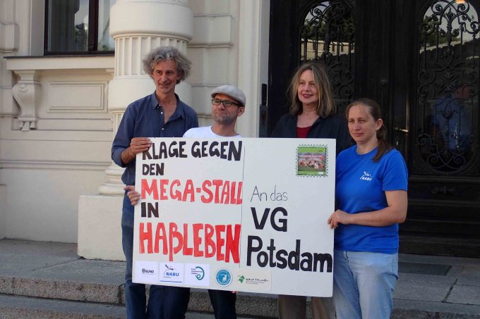 Symbolische Einreichung der Klage im Juni 2016 vor dem Verwaltungsgericht Potsdam 