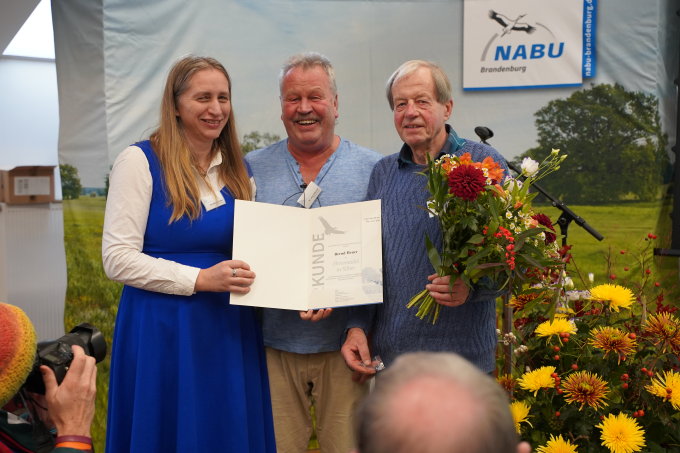 Bernd Heuer vom NABU Fürstenwalde (rechts im Bild) erhält für sein Engagement die NABU-Ehrennadel in Silber. - Foto: M: Ebersach