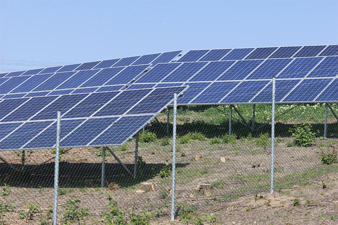 Freiflächen-Photovoltaikanlage auf ehemaliger Deponie - Foto: Helge May
