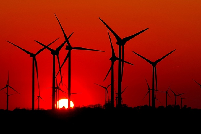 Windkraft bei Sonnenuntergang - Foto: Carsten Pusch